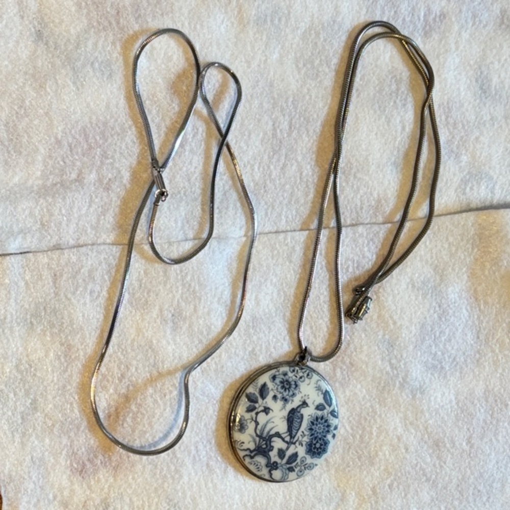 Vintage Goldette Blue White Toile Glass Locket Pendant Necklace Chain 24"